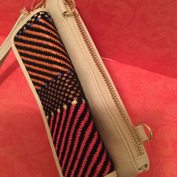 Women’s Convertible RFID Wristlet/Wallet/Crossbody Bag - Picture 5 of 6